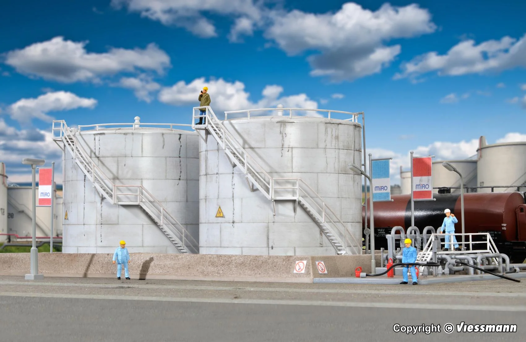 39832 Twin fuel storage tanks (image for) 39832 Twin fuel storage tanks