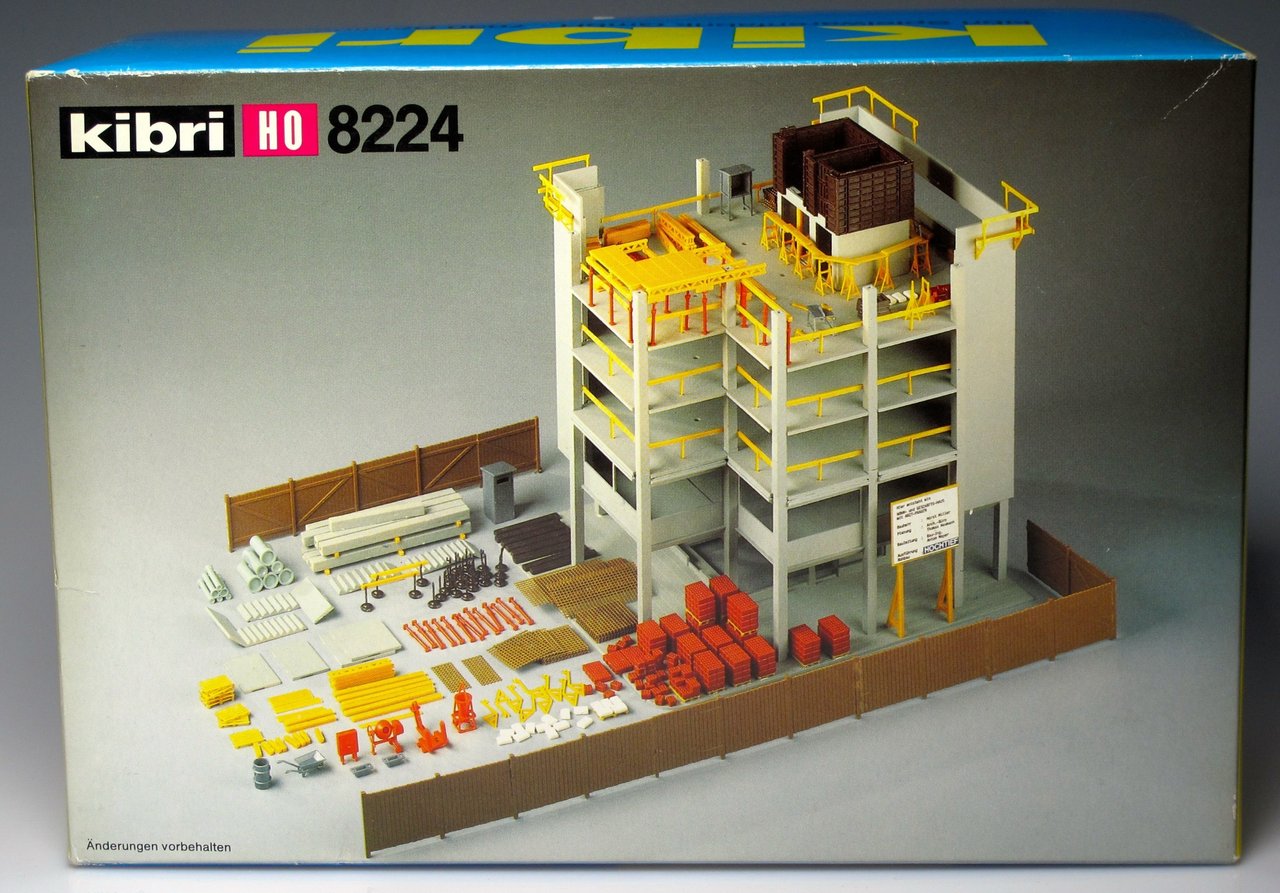 8224 H0 Scale House under construction (image for) 8224 H0 Scale House under construction