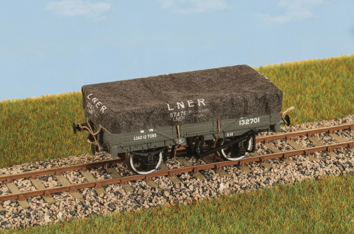 PA63 WAGON TARPAULIN SET (8) LNER (image for) PA63 WAGON TARPAULIN SET (8) LNER